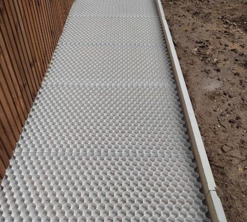 Allée stabilisée avec dalle nid d’abeille prête à gravillonner