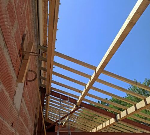 Pose de la charpente sous ciel dégagé