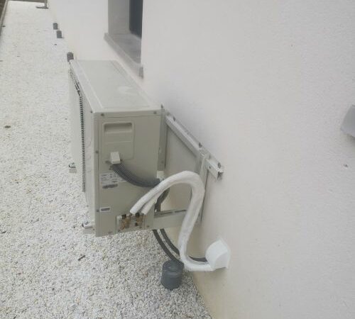 Groupe extérieur de pompe à chaleur installé sur façade