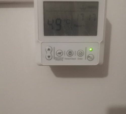 Thermostat mural affichant la température d’eau chaude