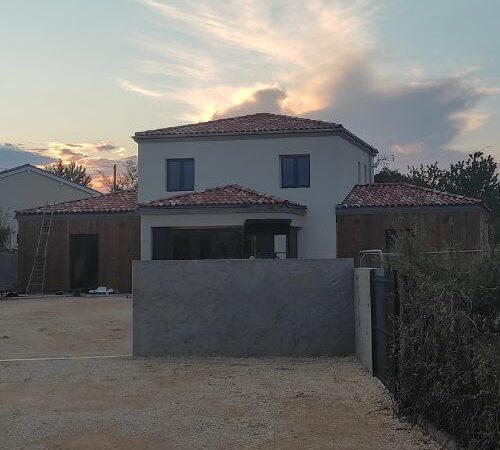 Villa neuve terminée au coucher du soleil