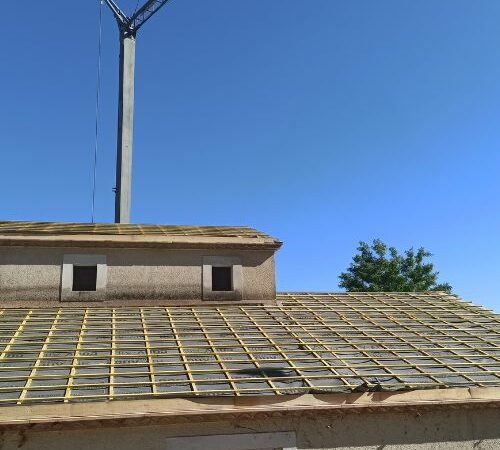 Toiture en cours de rénovation avec liteaux bois