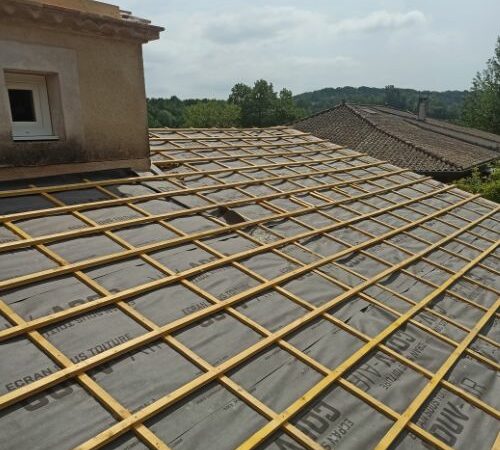 Vue aérienne d’un toit en rénovation avec écran sous toiture