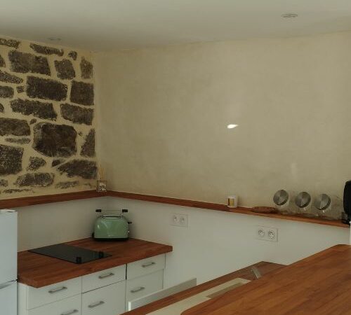 Cuisine rustique rénovée avec plan de travail bois