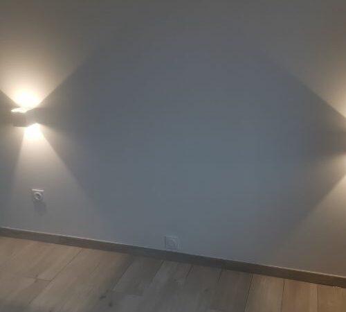 Éclairage mural installé dans une chambre