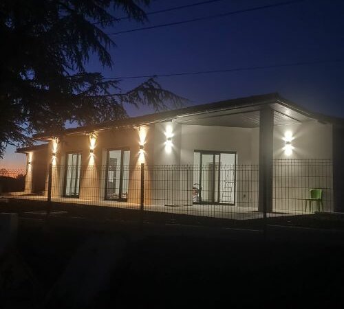 Maison neuve éclairée de nuit