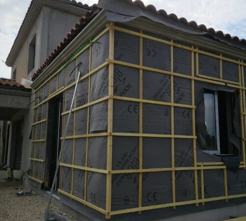 Pose d’isolant en laine minérale sur façade