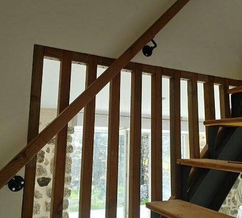 Escalier en bois avec garde-corps vertical design