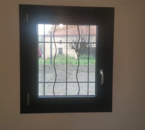 Fenêtre oscillo-battante noire avec grille de sécurité