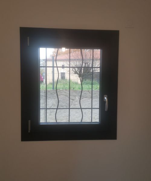 fenêtre avec barreaux