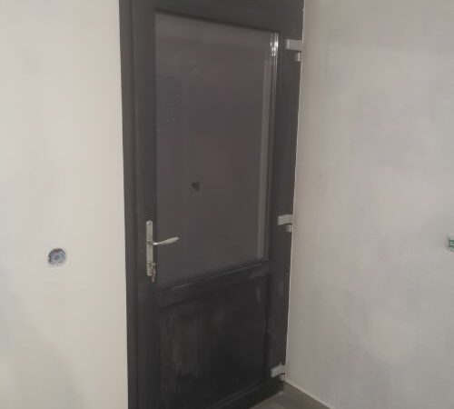 Porte d’entrée vitrée avec finition anthracite