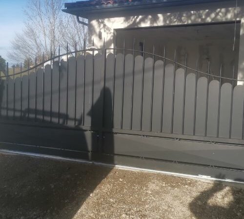 Portail coulissant en métal noir