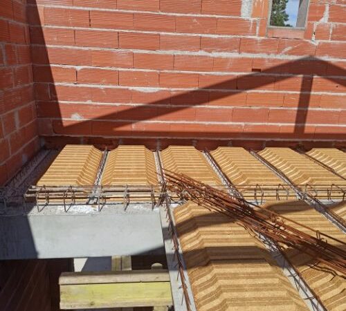 Pose de plancher hourdis sur chantier de construction