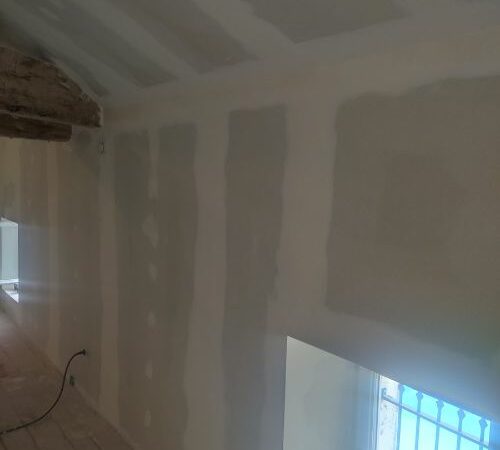 Panneaux de plâtre fixés sur ossature bois