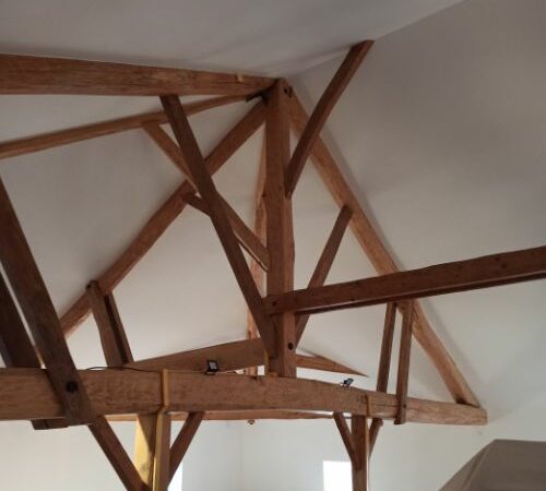 Vue intérieure sous combles avec poutres apparentes