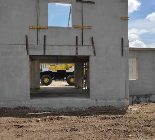 Mur en béton préfabriqué en cours d’assemblage
