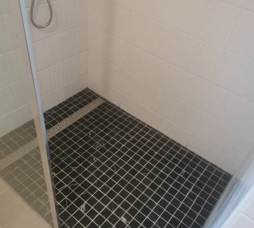 Receveur de douche italienne avec carrelage noir