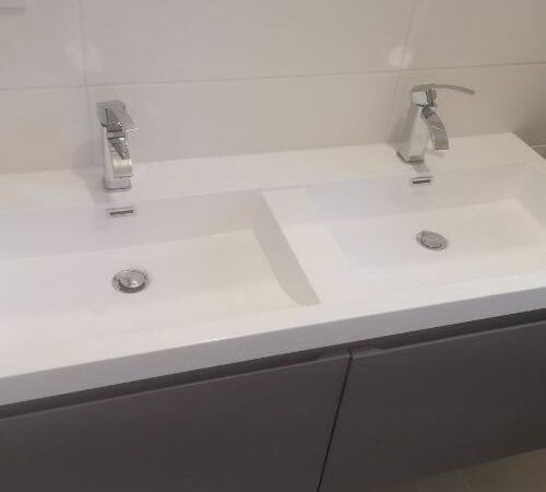 Double vasque encastrée avec robinetterie moderne